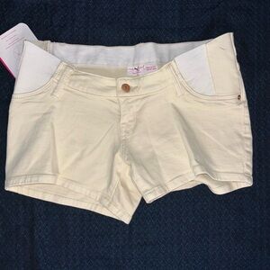 Isabel Maternity by Ingrid & Isabel Cream Jean Shorts Stretchy Mid-Thigh(0007)